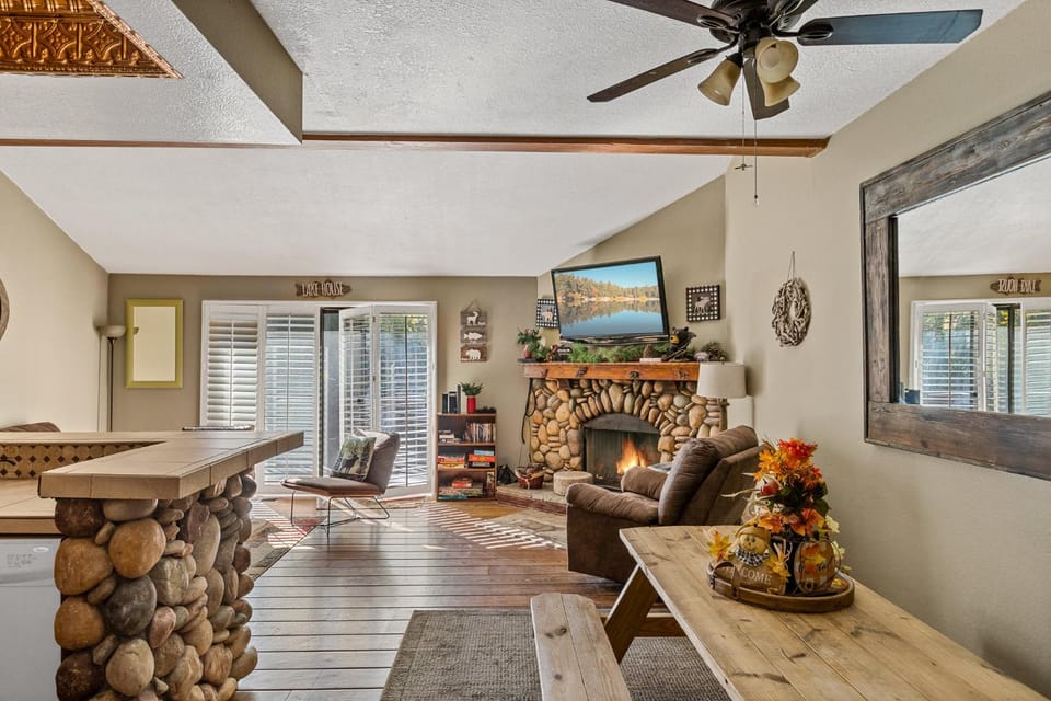 TV and multimedia, Living room, Seating area, fireplace