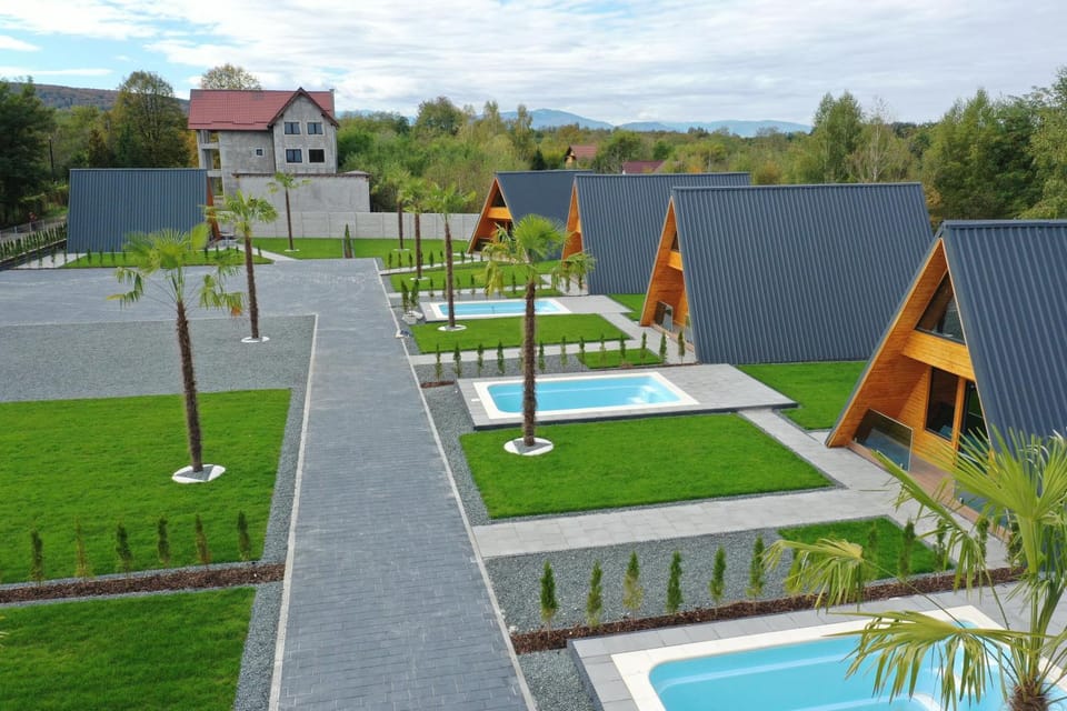 Property building, Day, Natural landscape, Garden, Garden view