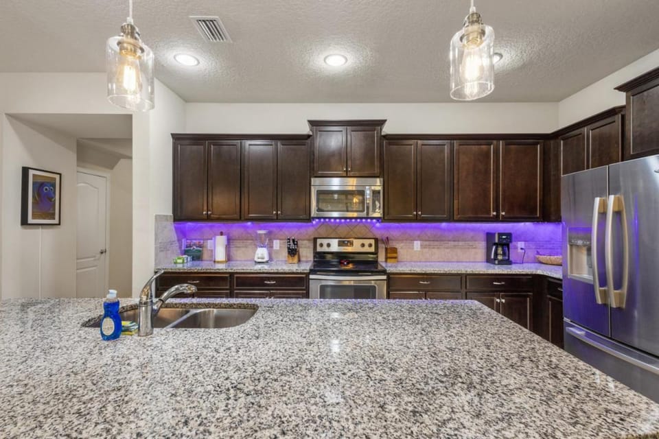Kitchen or kitchenette, minibar