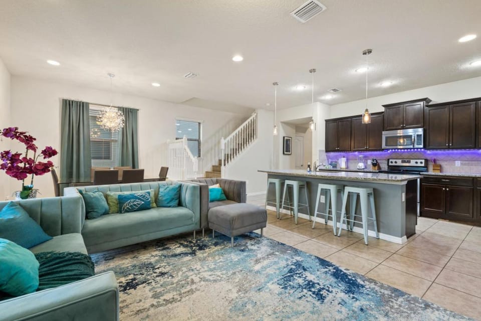 Kitchen or kitchenette, Living room, Seating area, minibar
