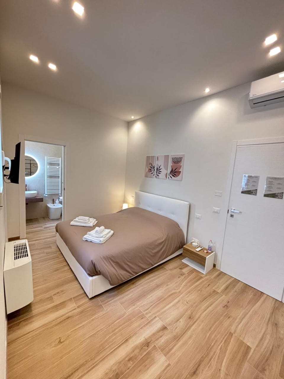 Bed, TV and multimedia, Photo of the whole room, Bedroom, hair dryier, wardrobe, air conditioner