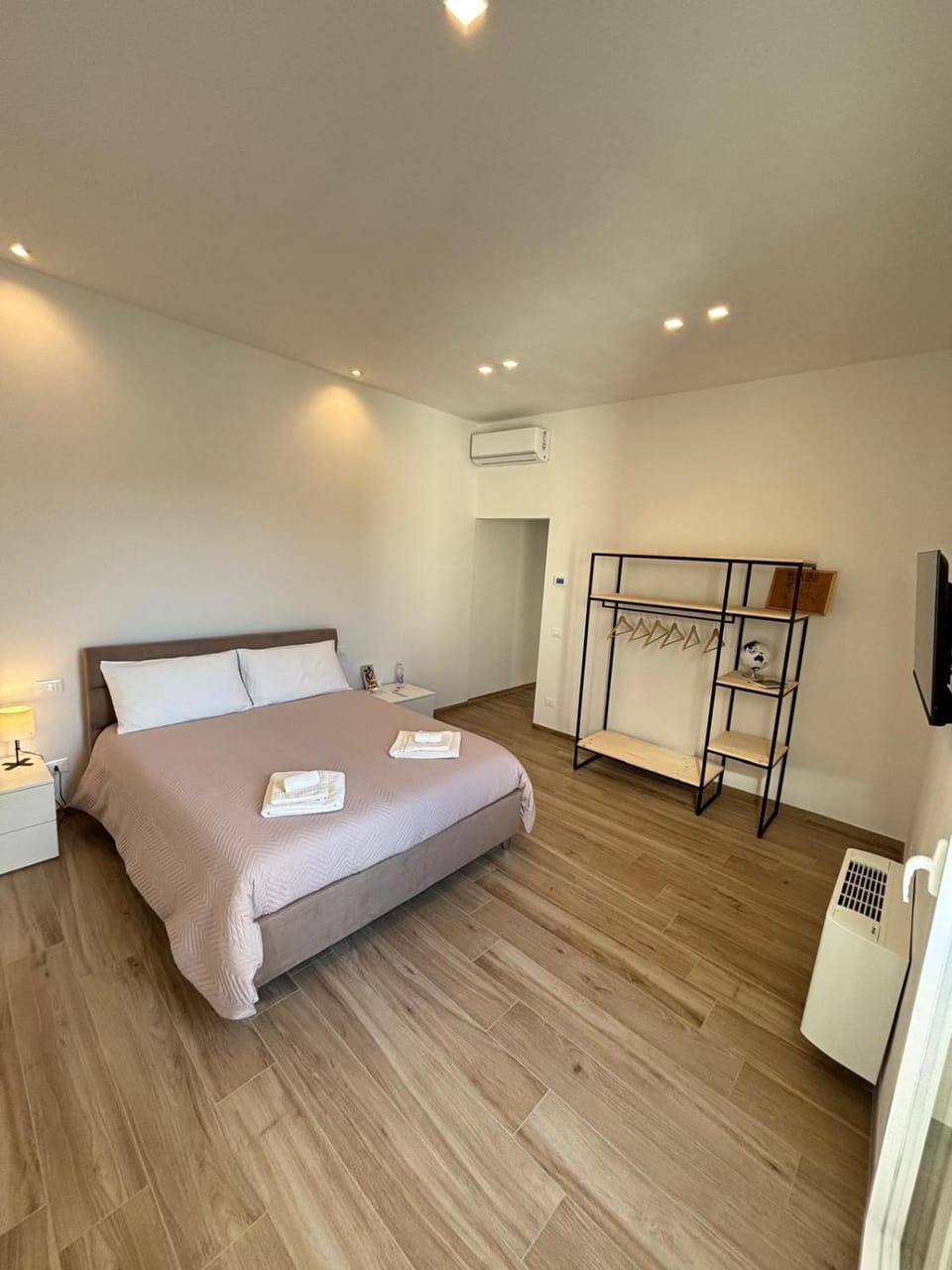 Bed, TV and multimedia, Photo of the whole room, Bedroom, towels, wardrobe, air conditioner