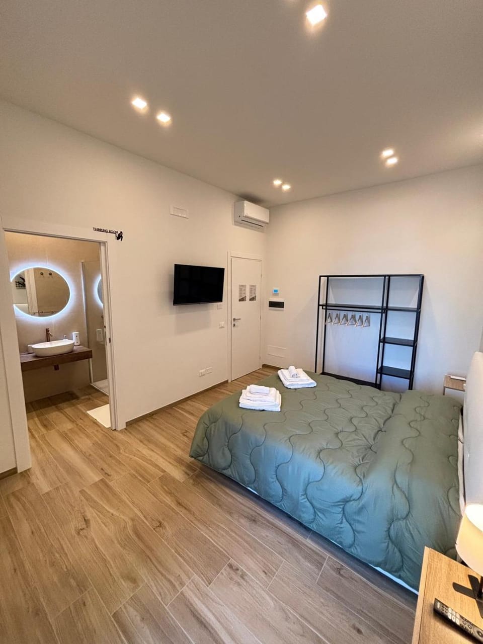 Bed, TV and multimedia, Balcony/Terrace, Bedroom, towels, wardrobe, air conditioner