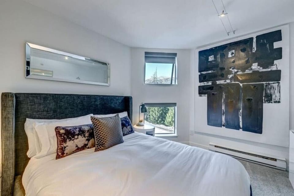 Ski-In-Out, Pool, Hot Tub, Sauna Apartment in Whistler