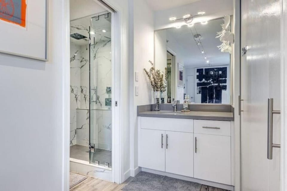 Ski-In-Out, Pool, Hot Tub, Sauna Apartment in Whistler