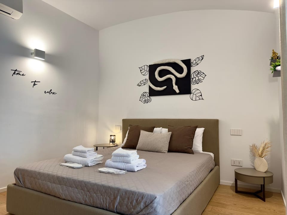Bed, Photo of the whole room, Bedroom, towels, air conditioner