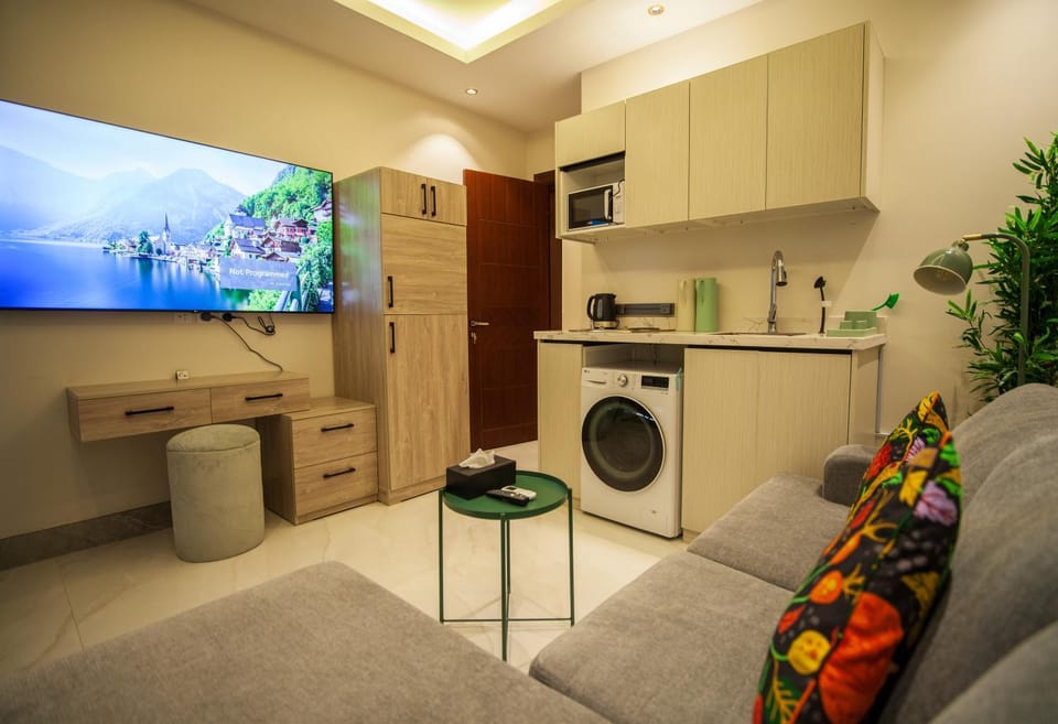 Communal lounge/ TV room, TV and multimedia, Kitchen or kitchenette, Living room, Seating area, Evening entertainment