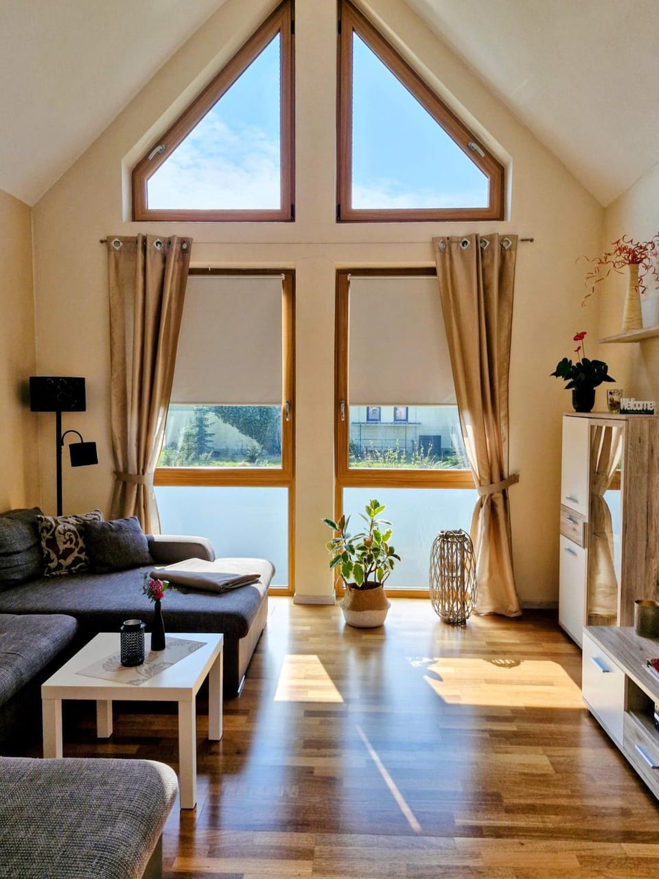 TV and multimedia, Living room, Garden view
