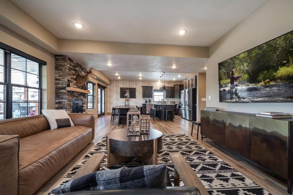 Branson 10 Bedroom Lakeside Lodge! PRIVATE HEATED POOL! House in Ridgedale