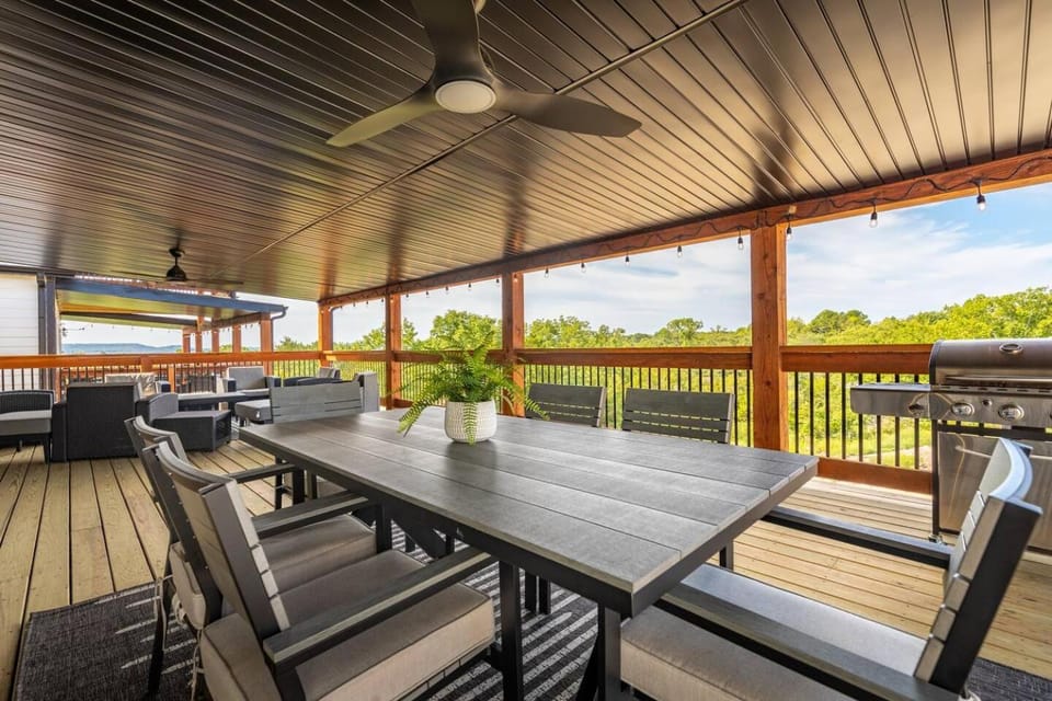 Branson 10 Bedroom Lakeside Lodge! PRIVATE HEATED POOL! House in Ridgedale