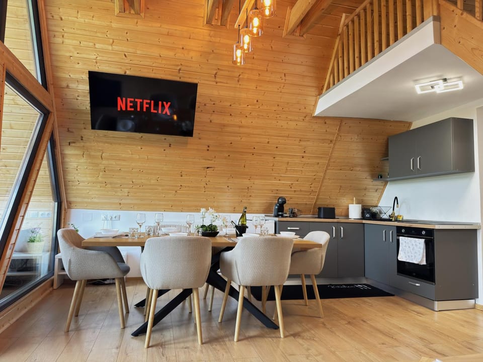 TV and multimedia, Kitchen or kitchenette, Dining area