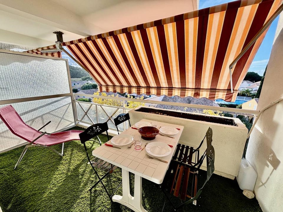 T2 Climatisé Proche Plage avec Terrasse et Garage - FR-1-816-14 Apartment in Le Lavandou