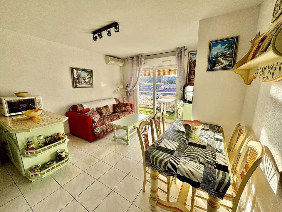 T2 Climatisé Proche Plage avec Terrasse et Garage - FR-1-816-14 Apartment in Le Lavandou