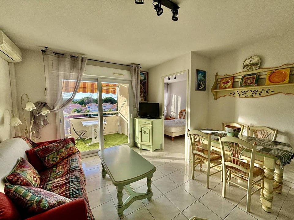 T2 Climatisé Proche Plage avec Terrasse et Garage - FR-1-816-14 Apartment in Le Lavandou