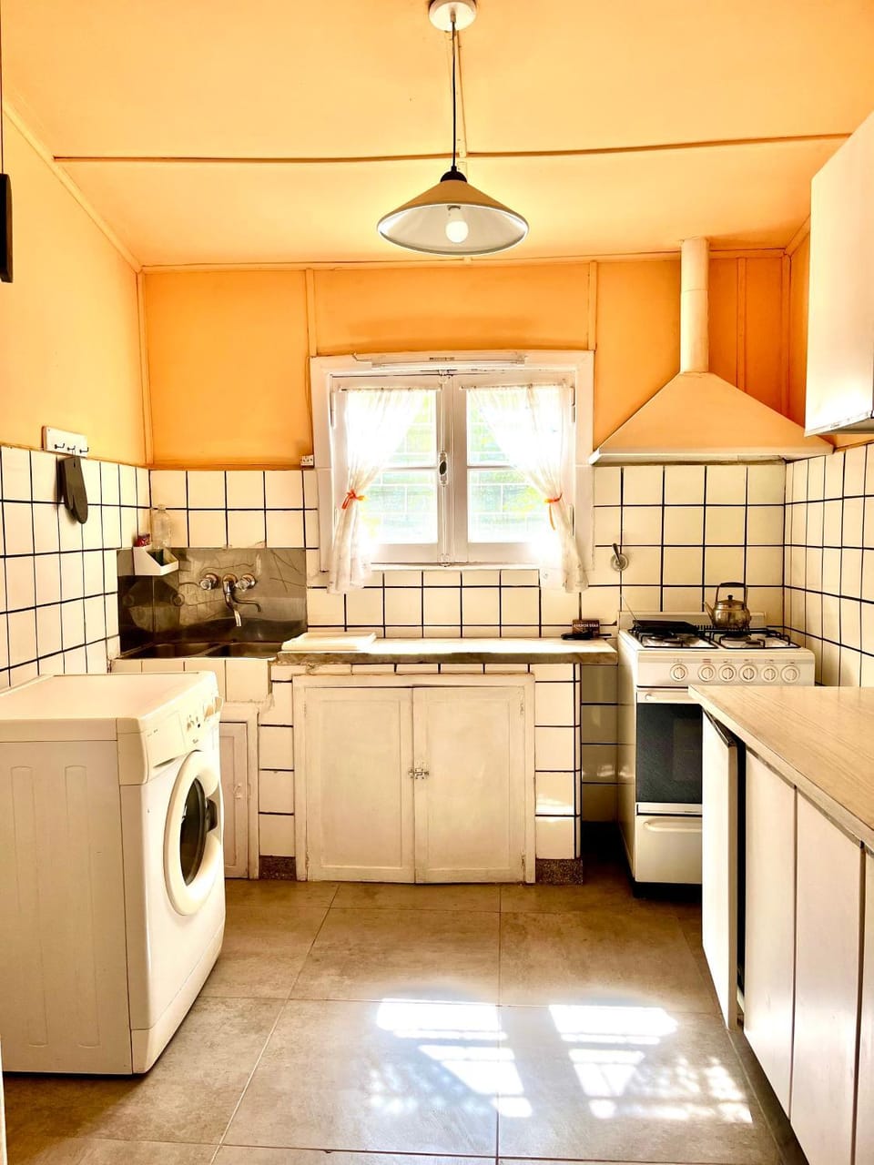 Kitchen or kitchenette, oven, washing machine