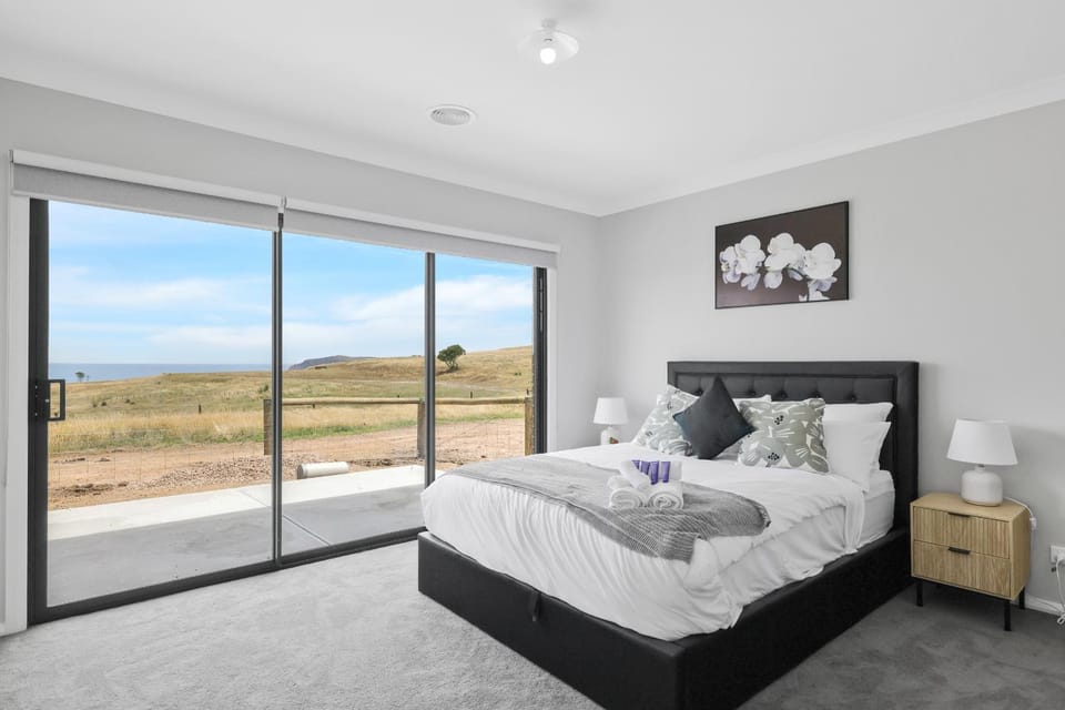 Bed, Natural landscape, Photo of the whole room, Bedroom, Sea view