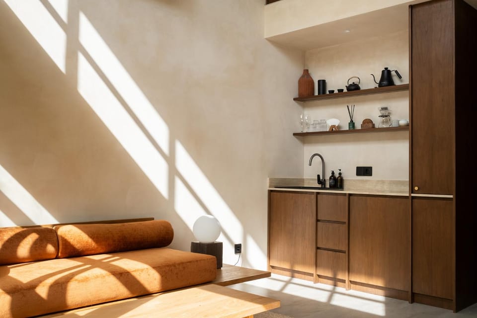 Coffee/tea facilities, Kitchen or kitchenette, Living room, Seating area, stove