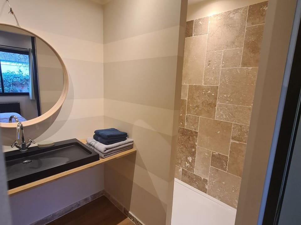 Chambre d'hôtes pour 2 pers. avec petit-déjeuner inclus - FR-1-590-506 Bed and Breakfast in Centre-Val de Loire