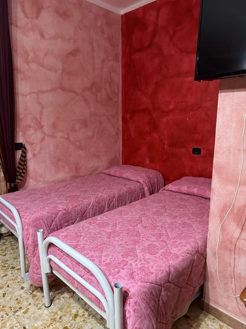 Bed, TV and multimedia, Photo of the whole room, Bedroom