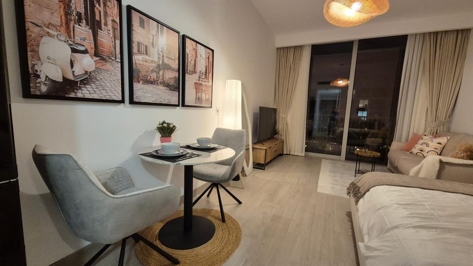 Photo of the whole room, Dining area
