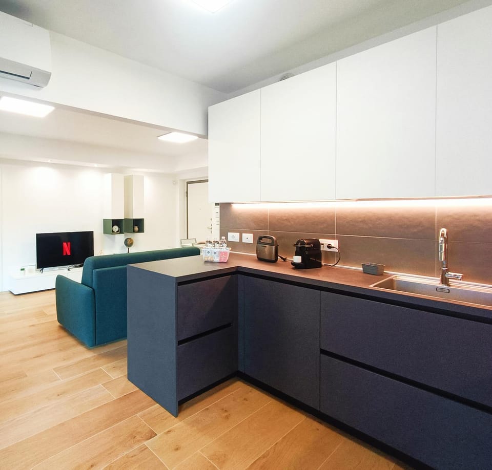 Coffee/tea facilities, Kitchen or kitchenette, oven, stove, toaster