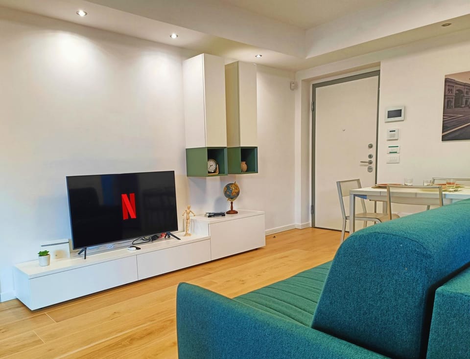 Communal lounge/ TV room, TV and multimedia, Living room, Seating area, Evening entertainment
