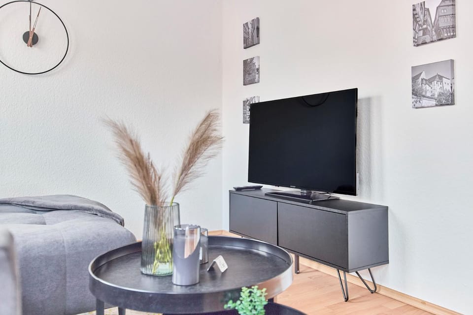 Communal lounge/ TV room, TV and multimedia, Living room, Seating area, Evening entertainment