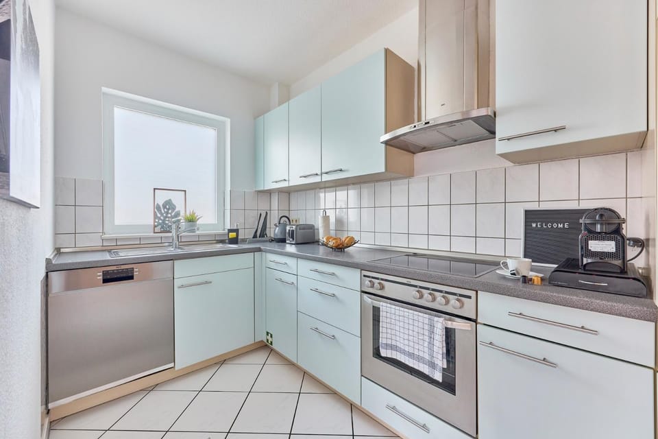 Coffee/tea facilities, Kitchen or kitchenette, dishwasher, oven, stove, toaster