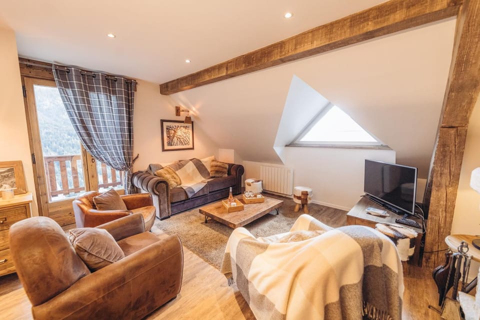 Living room, Photo of the whole room, Mountain view