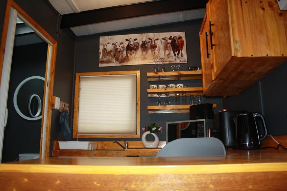 Kitchen or kitchenette, minibar