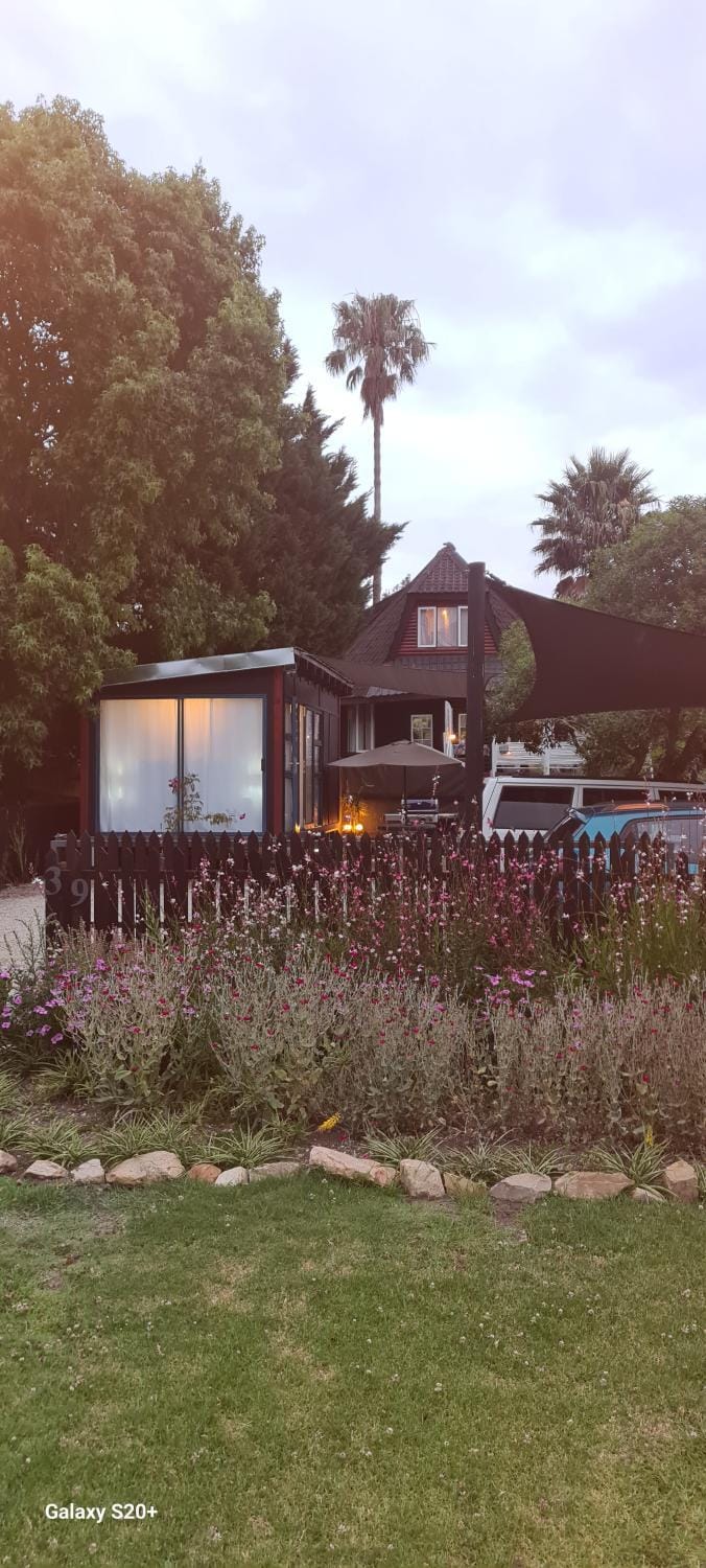 Property building, Natural landscape, Garden, Garden, Garden view