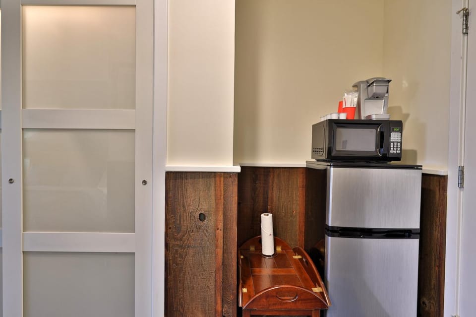 Coffee/tea facilities, microwave