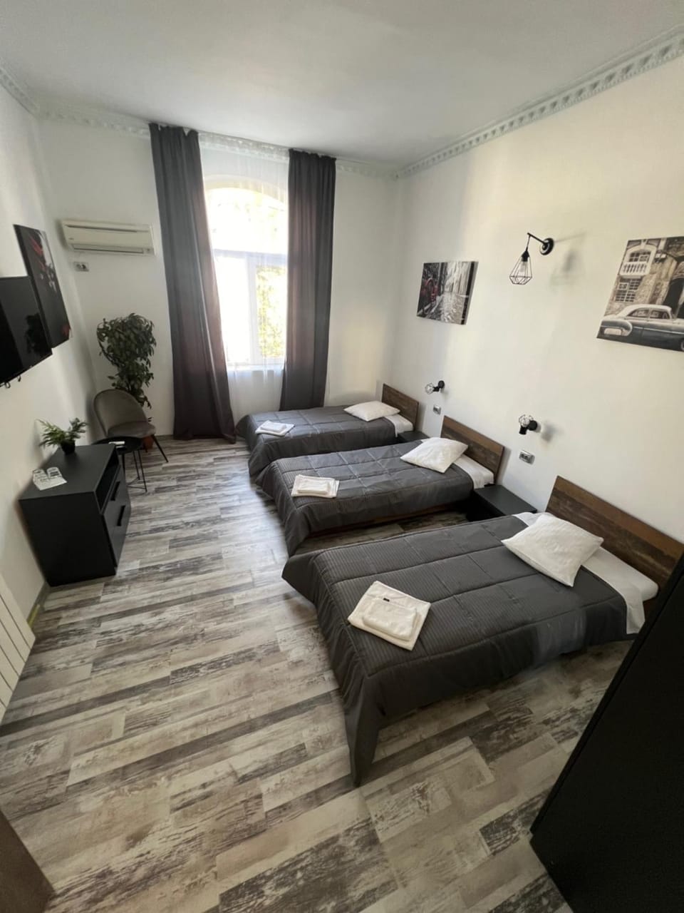 Bed, TV and multimedia, Photo of the whole room, Bedroom, towels