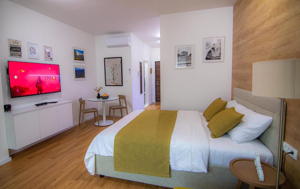 Bed, TV and multimedia, Seating area, Bedroom