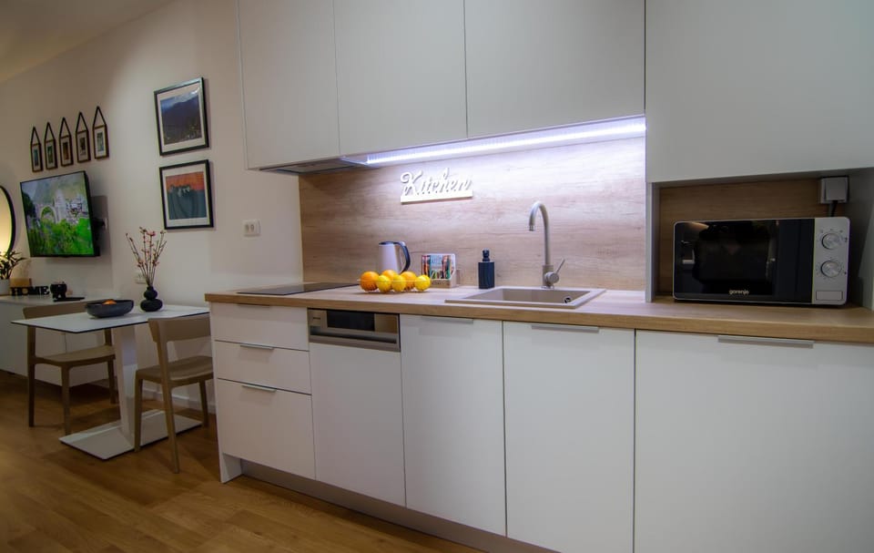 Kitchen or kitchenette, Dining area, dishwasher, stove