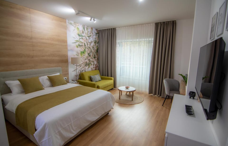 Bed, TV and multimedia, Photo of the whole room, Bedroom