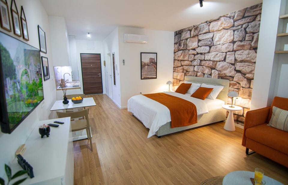 Bed, TV and multimedia, Photo of the whole room, Seating area, Bedroom, air conditioner