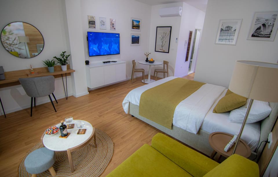 Bed, TV and multimedia, Living room, Photo of the whole room, Seating area, Bedroom