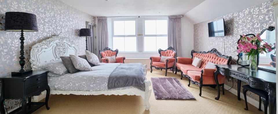 Bed, Photo of the whole room, Seating area, Bedroom