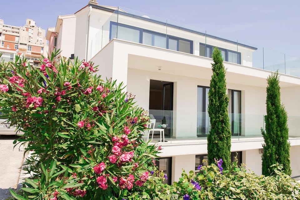 Property building, Spring, Day, Garden, View (from property/room), Balcony/Terrace, Garden view