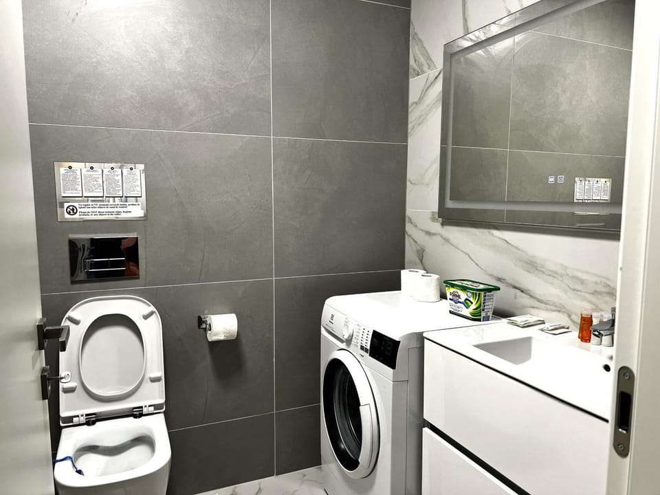 Toilet, Bathroom, towels, washing machine