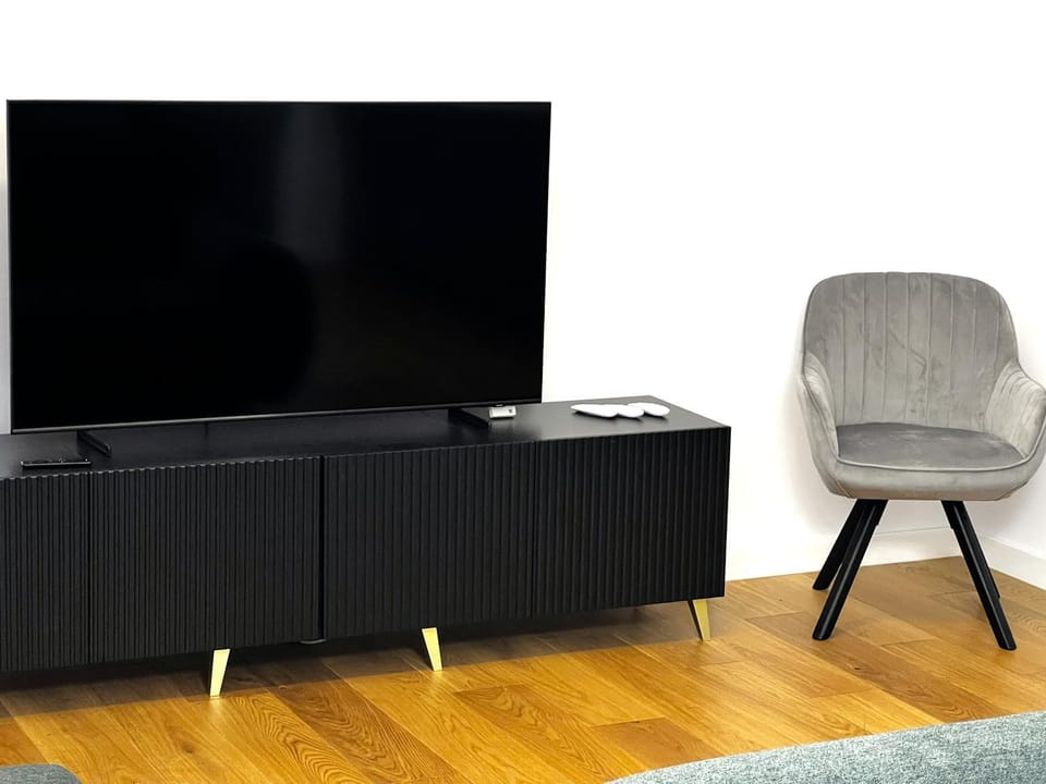 TV and multimedia, Living room, Seating area, Evening entertainment
