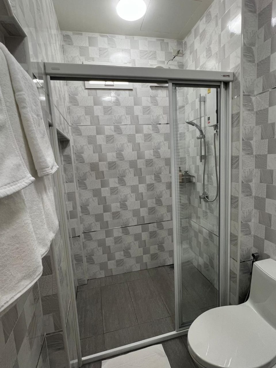 Shower, Toilet, Bathroom, towels