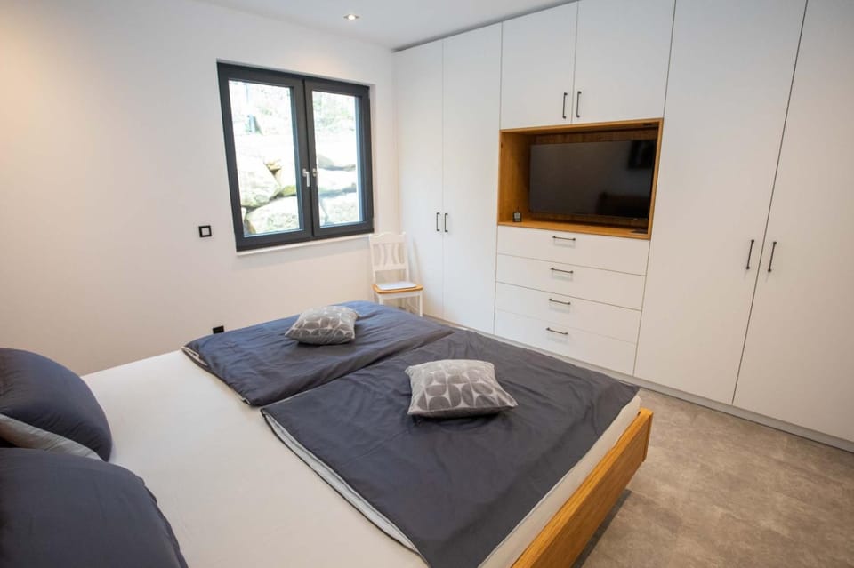 Photo of the whole room, Bedroom