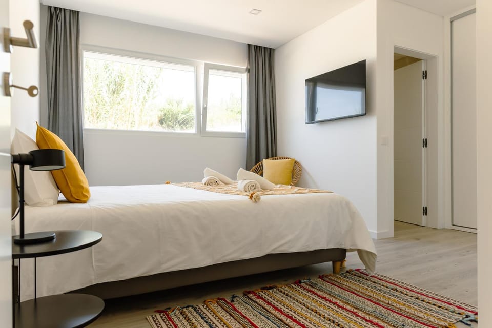 Bed, TV and multimedia, Photo of the whole room, Bedroom, wardrobe
