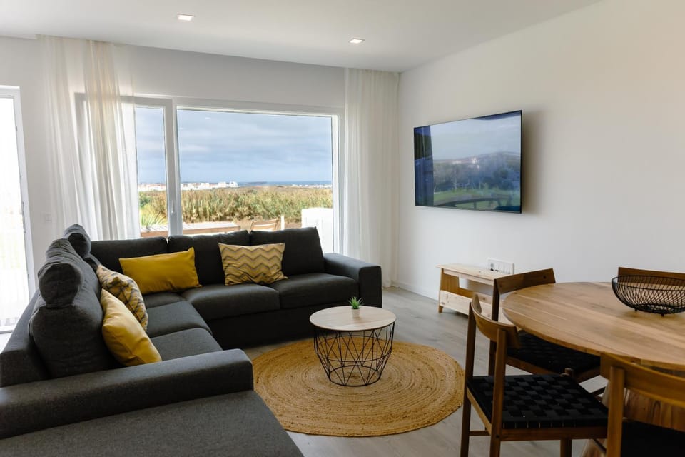 Communal lounge/ TV room, TV and multimedia, Living room, Seating area, Sea view