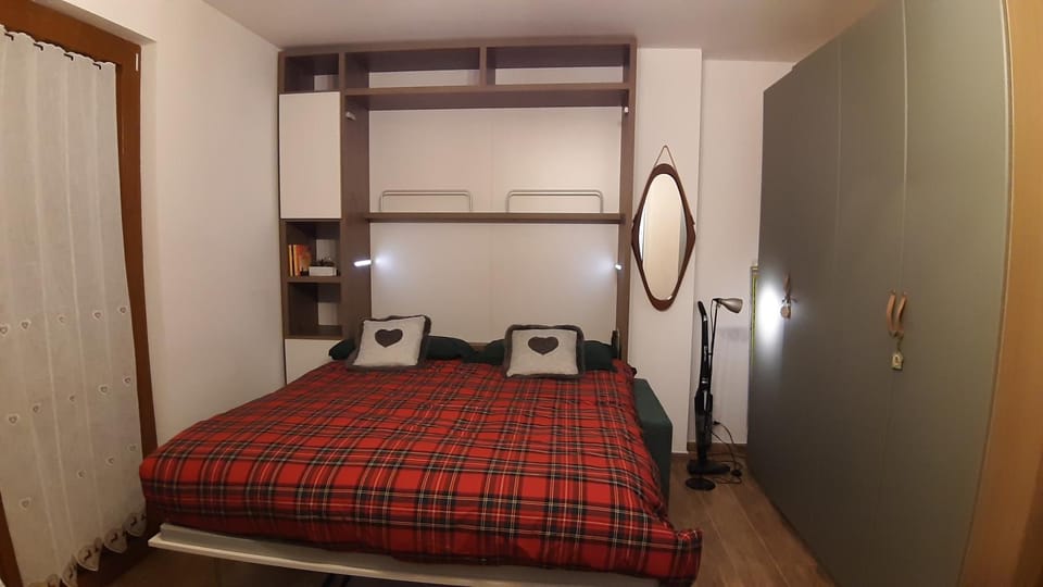 Bed, Photo of the whole room, wardrobe