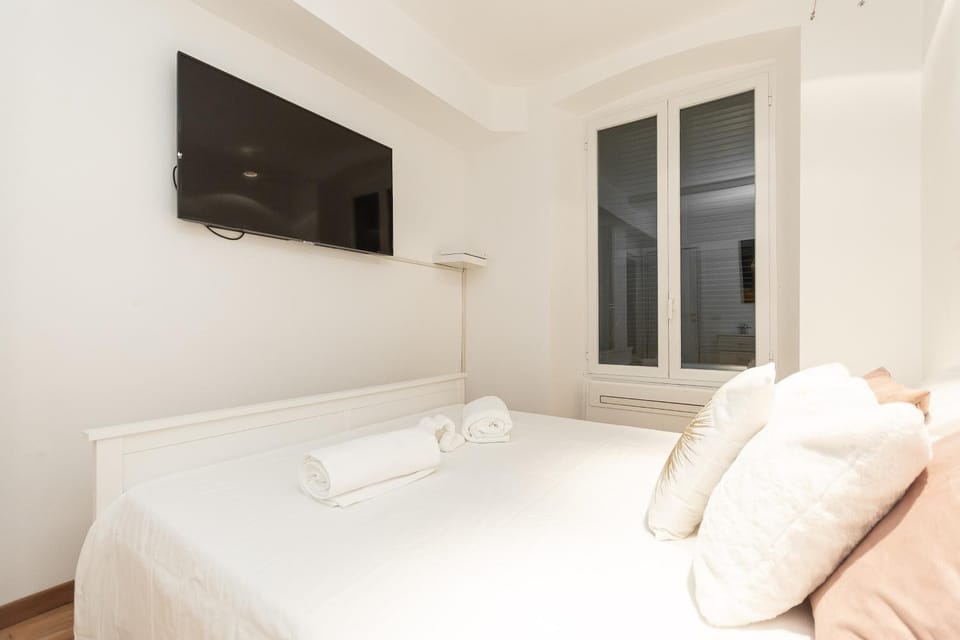 Bed, TV and multimedia, Photo of the whole room, Bedroom, towels