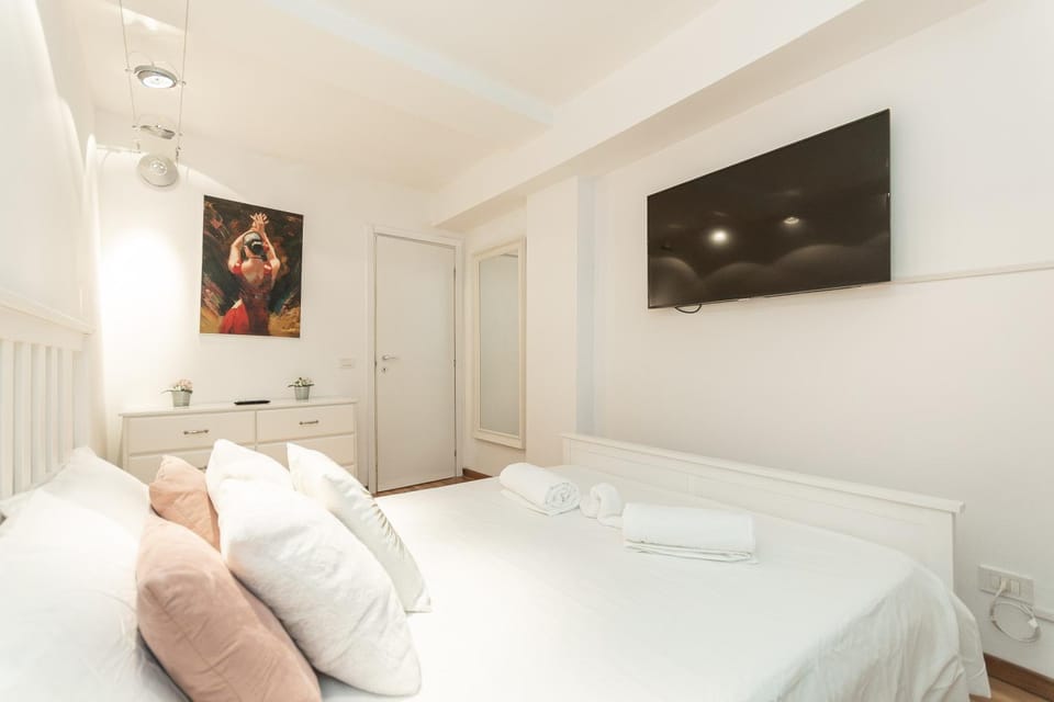 Bed, TV and multimedia, Photo of the whole room, Bedroom, towels