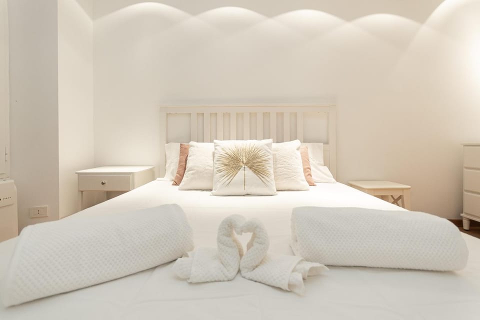 Bed, Photo of the whole room, Bedroom, towels